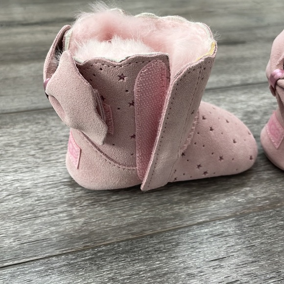 UGG boots with metallic stars and bows on the back - Picture 5 of 11